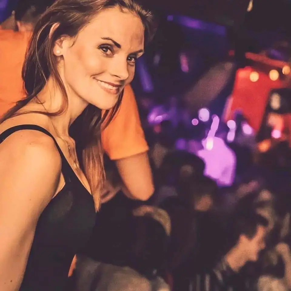 Til koncert i farvet scenelys med publikum i baggrunden