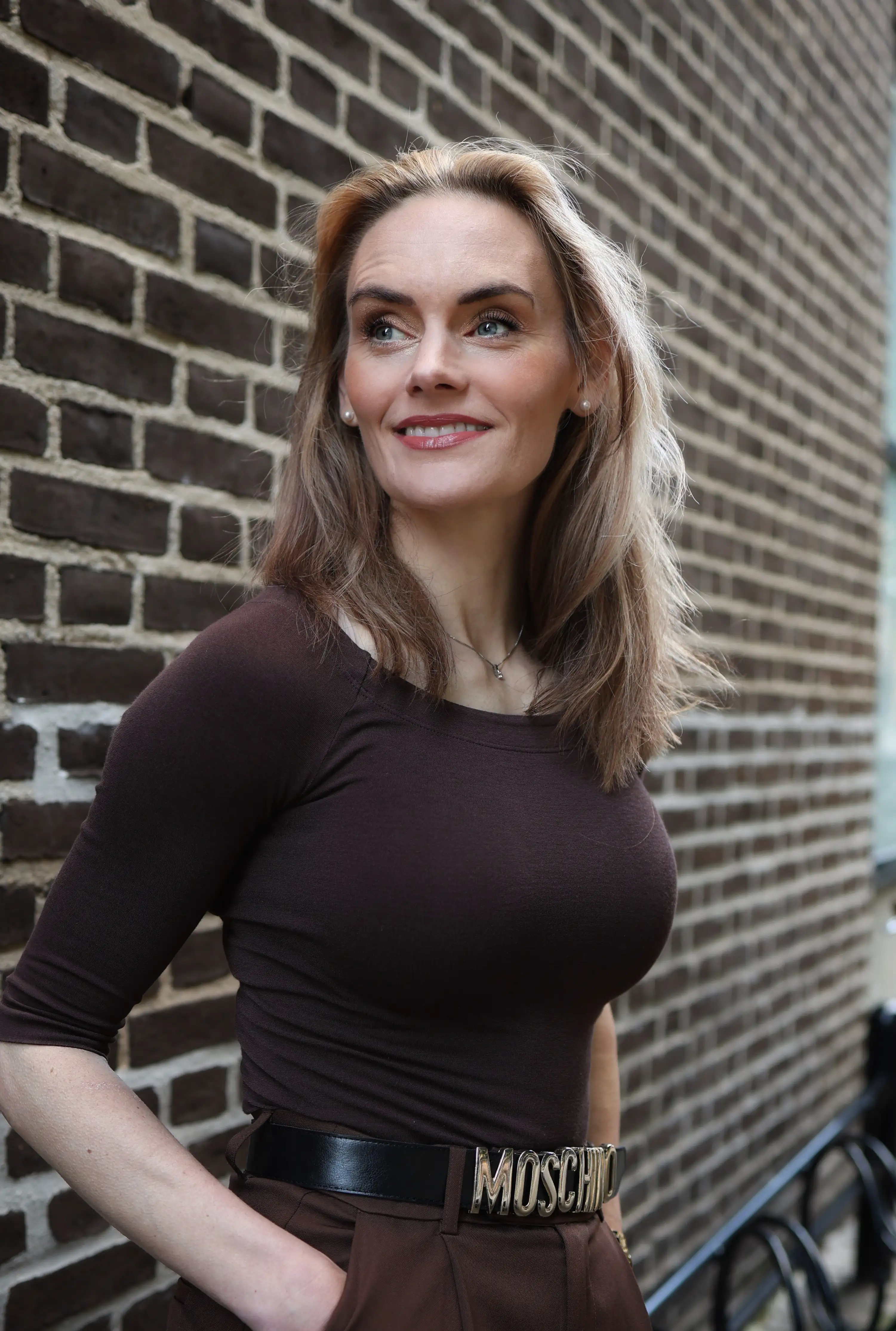Marlene Gyldenberg, partner i Mergton, foran en murstensfacade