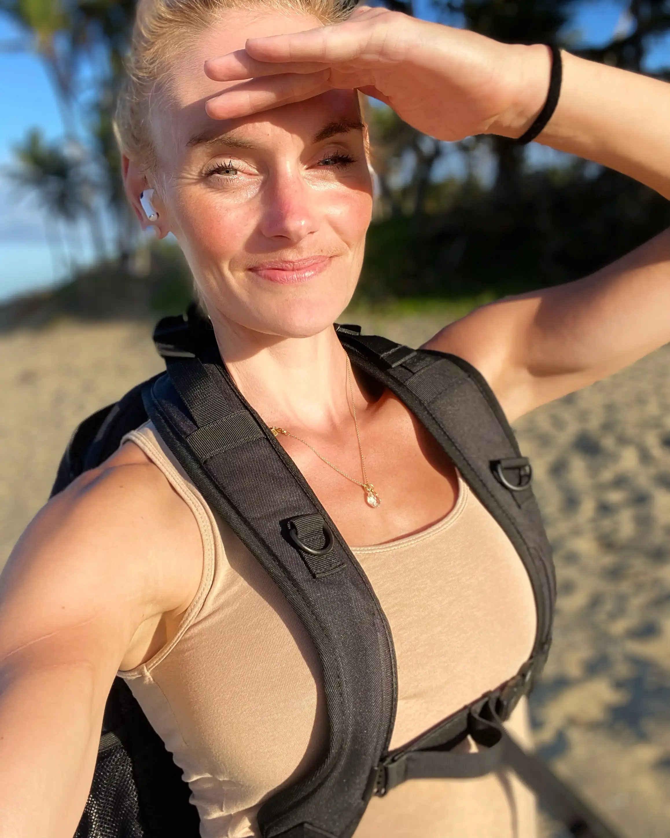 Marlene Gyldenberg med vægtvest på stranden efter morgentræning